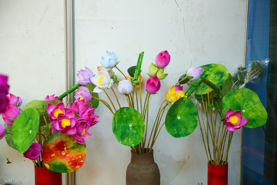 Cứ như thế, hoa giấy Thanh Tiên từ bao đời nay đã trở thành một nét văn hóa tín ngưỡng của người dân xứ Huế. (Ảnh: PV/Vietnam+)