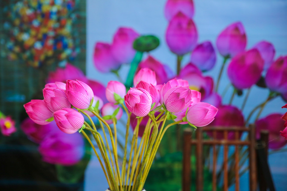 Hiện tại, làng còn khoảng 10 hộ vẫn lưu giữ được những kỹ thuật làm hoa giấy bằng tay truyền thống. (Ảnh: PV/Vietnam+)