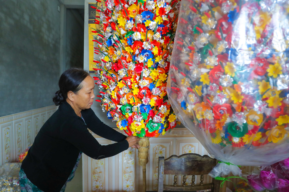 Ngoài lợi ích kinh tế, người dân làng nghề Thanh Tiên cũng mong muốn dù trong bối cảnh khó khăn nào cũng quyết tâm gìn giữ, bảo tồn, phát huy, phát triển tinh hoa truyền thống nghề làm hoa sen giấy của cha ông. (Ảnh: PV/Vietnam+)