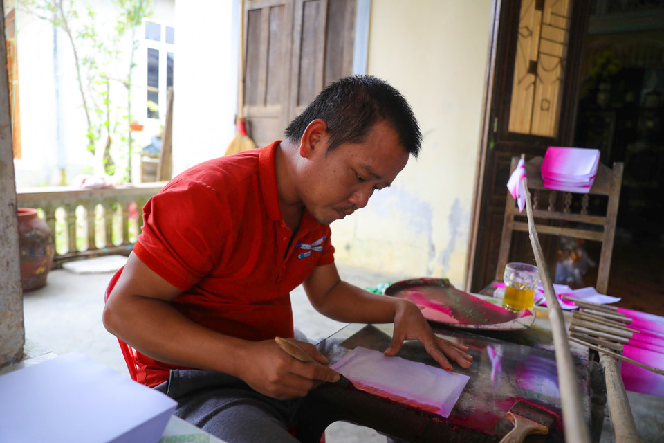 Nhằm kịp đáp ứng cho nhu cầu thị trường hoa Tết những nghệ nhân nơi đây phải tất bật đảm bảo lượng hàng. (Ảnh: PV/Vietnam+)