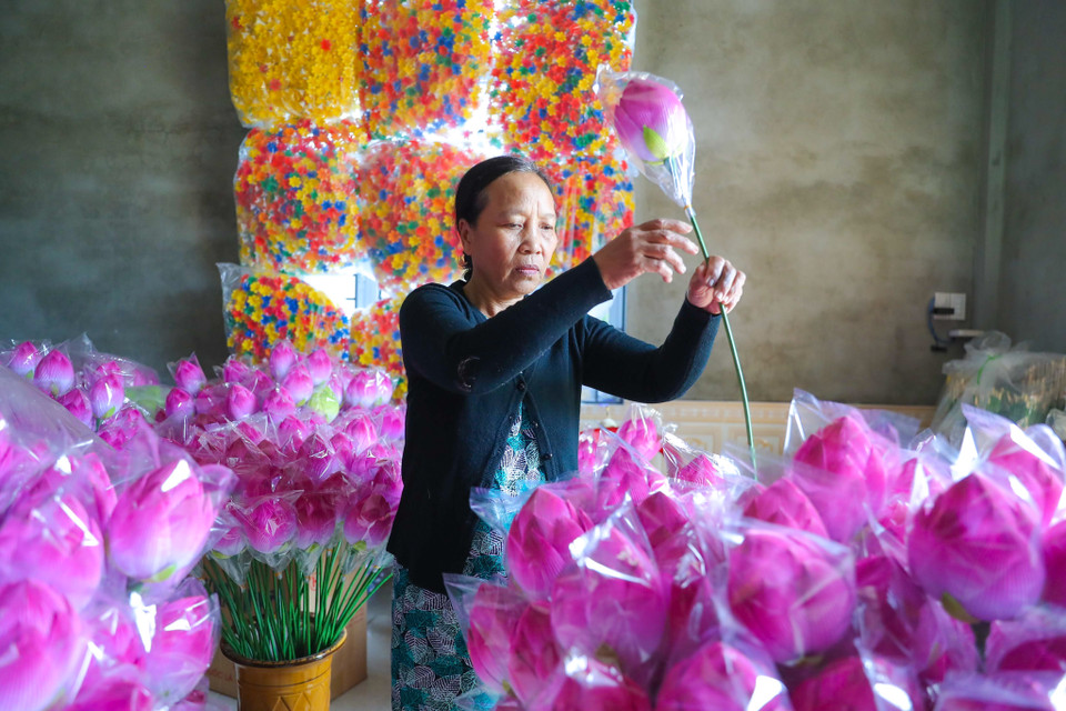 Hoa giấy Thanh Tiên hiện nay không chỉ nổi tiếng đặc thù cho văn hóa cố đô Huế, mà còn theo chân những du khách đến các vùng miền khác như Hà Nội, Hội An hay đưa ra cả nước ngoài. (Ảnh: PV/Vietnam+)