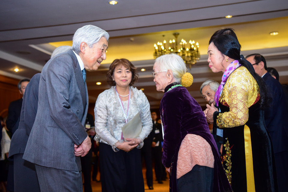 Nhật hoàng Akihito cùng Hoàng hậu đã gặp gỡ 16 người, là vợ con của cựu lính Nhật Bản từng tham chiến tại Việt Nam trong Thế Chiến II. (Ảnh: Minh Sơn/Vietnam+)