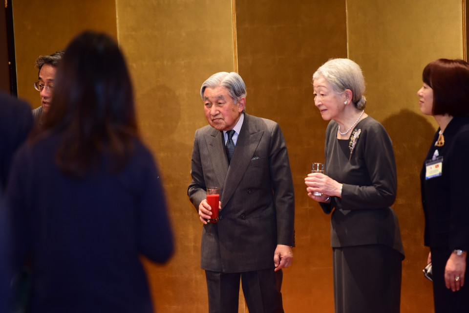 Sáng cùng ngày, Nhật hoàng Akihito và Hoàng hậu cũng đã có gặp gỡ các gia đình người Nhật sinh sống và làm việc tại Việt Nam. (Ảnh: Minh Sơn/Vietnam+)