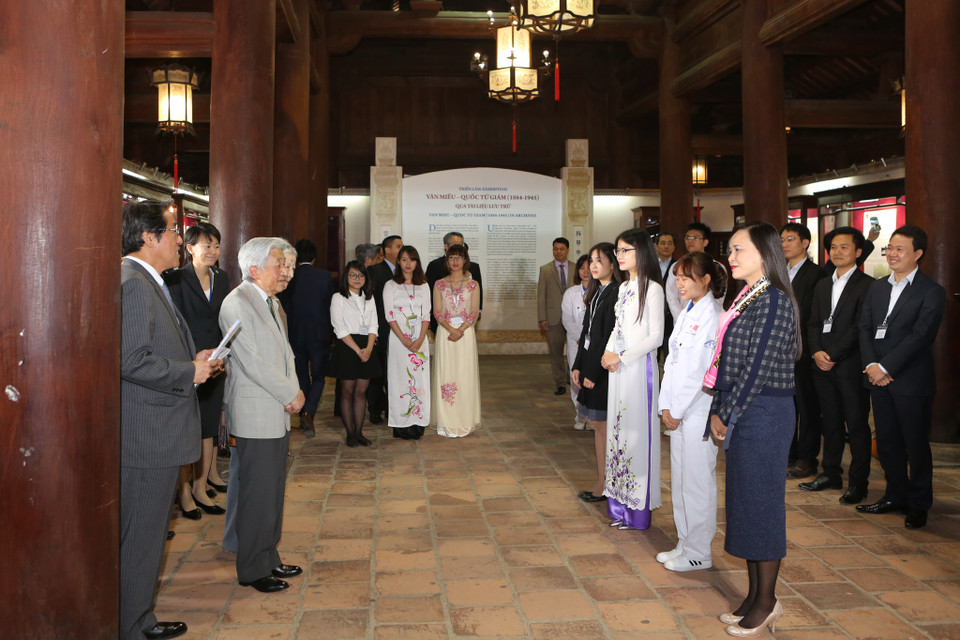 Tại đây, Nhật hoàng Akihito và Hoàng hậu đã gặp gỡ các cựu du học sinh Việt Nam tại Nhật Bản. (Ảnh: Minh Sơn/Vietnam+)