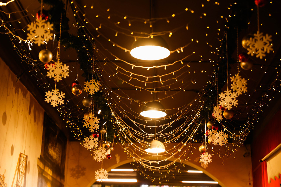 Ngay cửa vào là hai hàng đèn nháy kết hợp với những hình bông tuyết và quả châu lấp lánh. (Ảnh: Hoài Nam/Vietnam+)