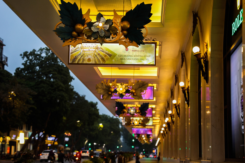 Dọc phía mặt đường là những bông hoa lớn kết hợp với quả châu được gắn đèn vàng tạo không gian ấm áp, an lành. (Ảnh: Hoài Nam/Vietnam+)