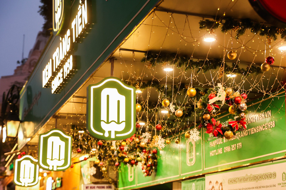 Bên cạnh những trung tâm thương mại lớn, các cửa hàng trên khắp các tuyến đường cũng đã trang hoàng không gian cho mình để đón Giáng sinh. (Ảnh: Hoài Nam/Vietnam+)