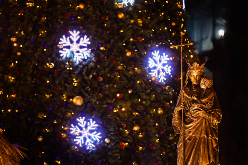 Tượng Đức Mẹ bồng chúa hài đồng bên cạnh cây thông khổng lồ trước cửa nhà thờ Lớn. (Ảnh: Hoài Nam/Vietnam+)