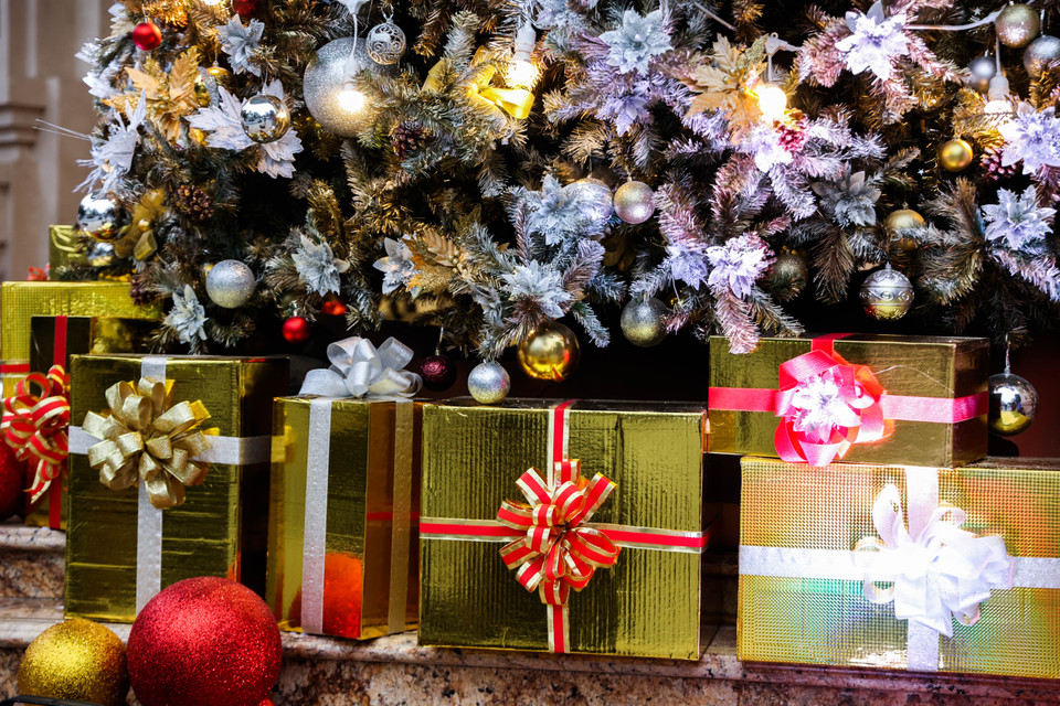 Các hộp quà được bọc bằng giấy lấp lánh là những vật trang trí không thể thiếu. (Ảnh: Hoài Nam/Vietnam+)