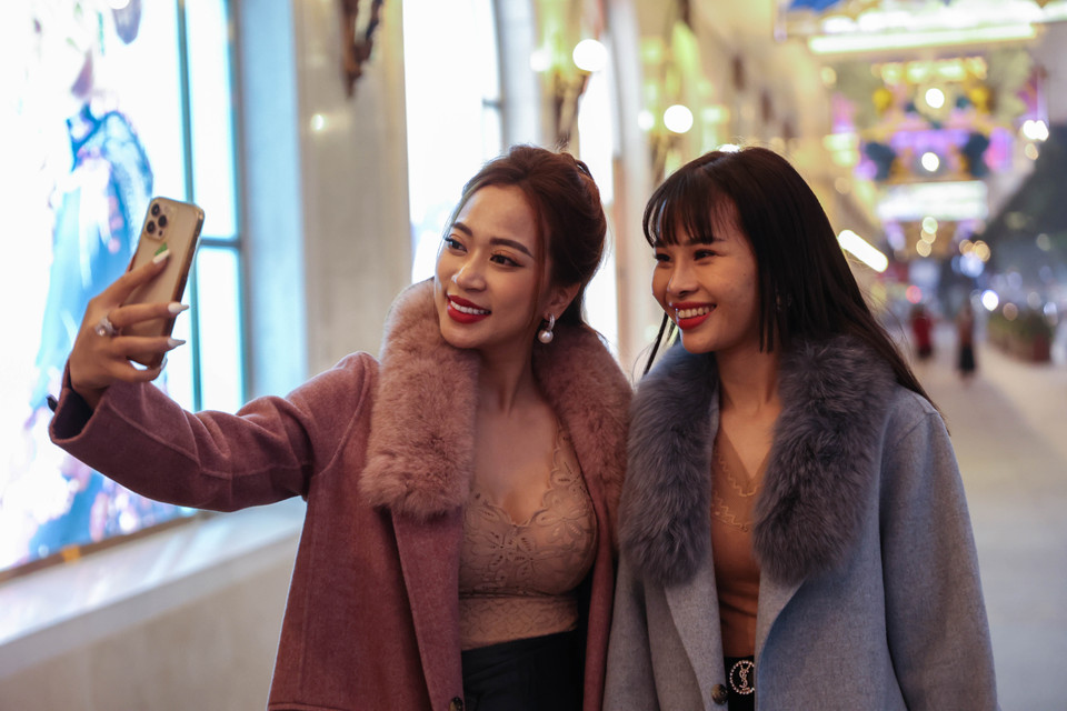 Đây là một trong những địa điểm thu hút các bạn trẻ, đặc biệt là trong những ngày lễ lớn trong năm. (Ảnh: Hoài Nam/Vietnam+)