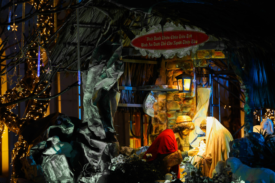 Tiểu cảnh hang đá Bê-lem dưới ánh đèn ấm áp được đặt tại sân bên cạnh Thánh đường của nhà thờ Hàm Long. (Ảnh: Hoài Nam/Vietnam+)