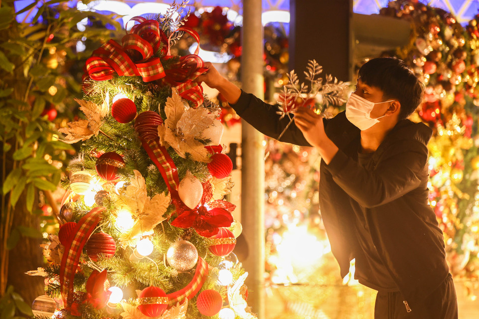 Những ngày này, phố Hàng Mã đang 'thay áo' bằng sắc màu lung linh của hàng nghìn, hàng vạn món đồ trang trí Giáng sinh. (Ảnh: Hoài Nam/Vietnam+)