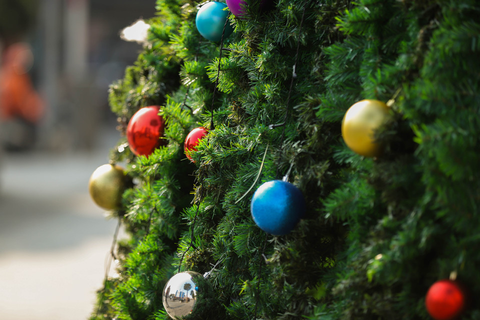 Những cây thông được trang trí theo lối cổ điển luôn có sức hấp dẫn lạ kỳ... Chỉ với những quả châu sáng bóng, buổi tối sẽ long lanh hơn dưới ánh đèn nháy rất bắt mắt. (Ảnh: Hoài Nam/Vietnam+)