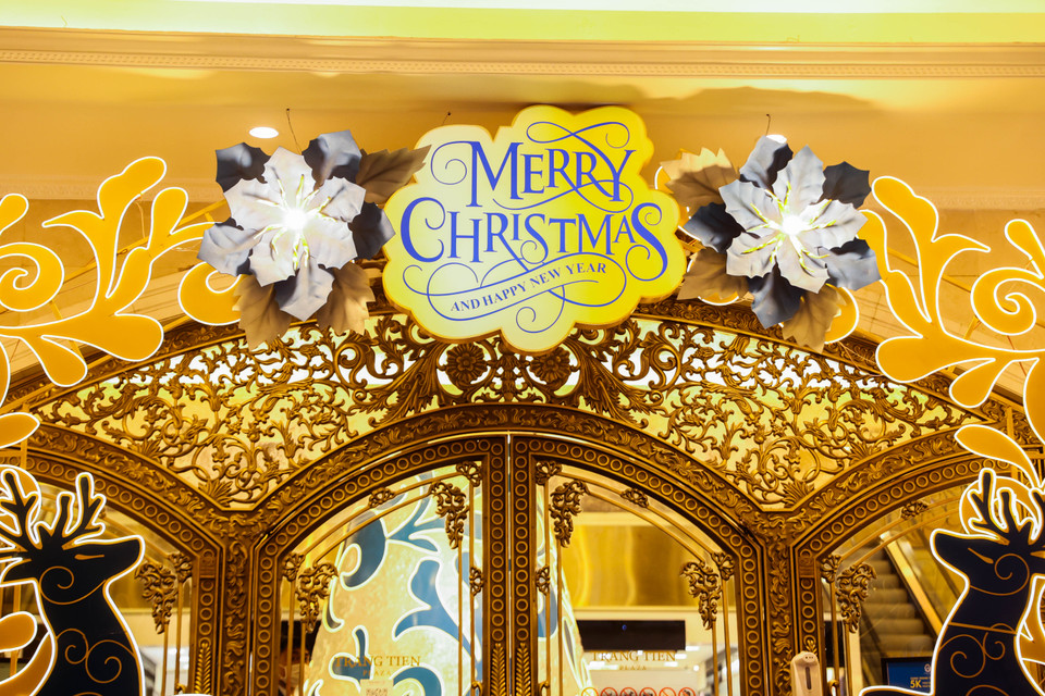 Ngày lễ Giáng sinh đang cận kề, đây cũng là thời điểm thích hợp nhiều người lựa chọn để đi mua sắm đồ trang trí, quà tặng cho người thân và bạn bè. (Ảnh: Hoài Nam/Vietnam+)