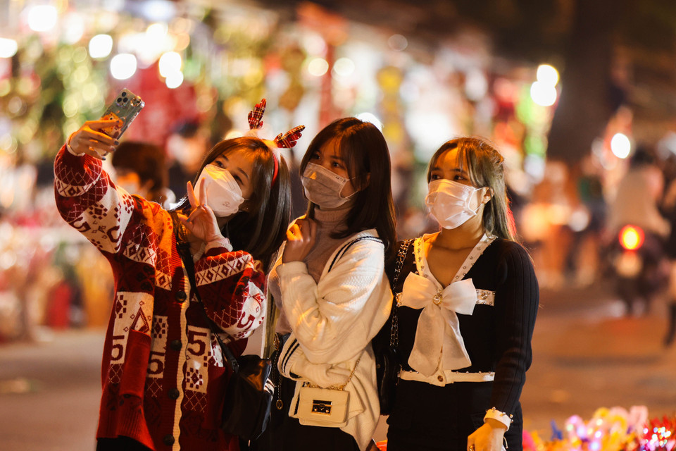 Không gian rực rỡ, lung linh sắc màu vào buổi tối thu hút nhiều bạn trẻ ghé tới chụp ảnh và mua sắm. (Ảnh: Hoài Nam/Vietnam+)