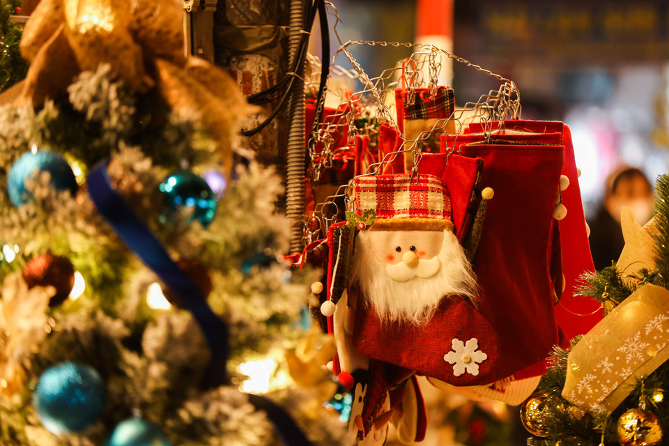 Các mặt hàng với màu sắc chủ đạo là vàng - đỏ - xanh lá khiến khu phố trở nên lung linh hơn. (Ảnh: Hoài Nam/Vietnam+)