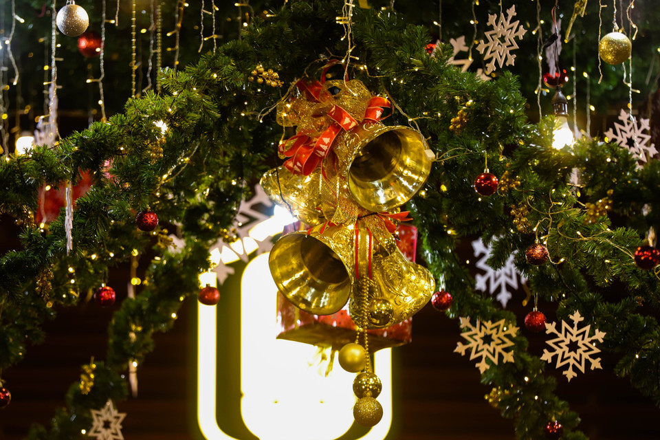 Những quả chuông vàng nổi bật được treo chính giữa sảnh của không gian bên trong quán. (Ảnh: Hoài Nam/Vietnam+)