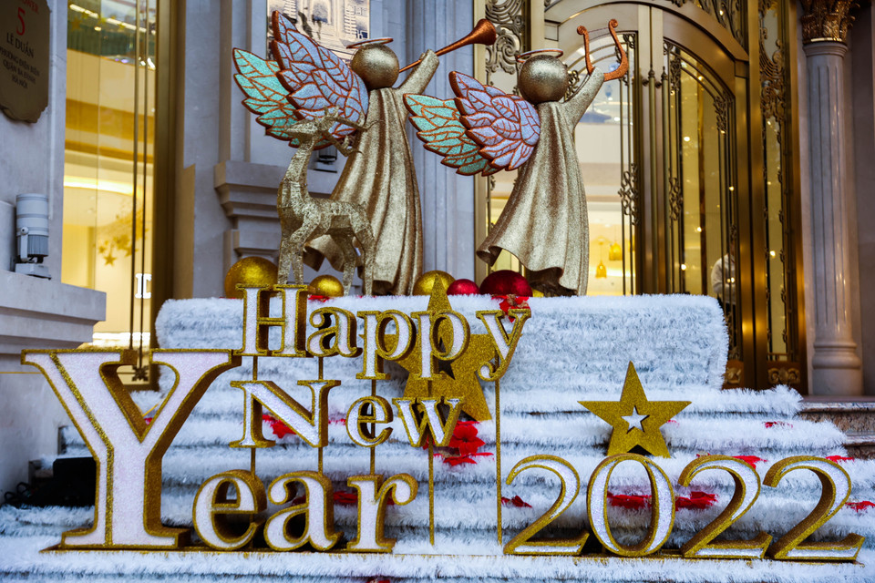 Thời điểm này, trên các tuyến đường, ai cũng có thể bắt gặp hình ảnh cây thông Noel, hay dòng chữ ‘Happy New Year 2022’ sáng rực rỡ. (Ảnh: Hoài Nam/Vietnam+)