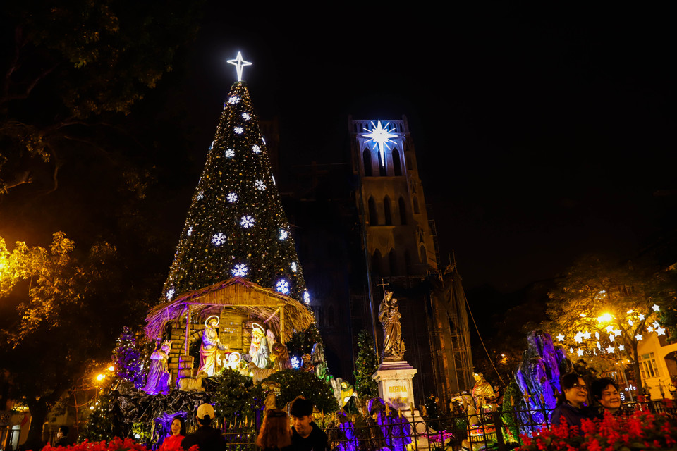 Ngày lễ Giáng sinh từ lâu đã trở thành một ngày hội tưng bừng của cả thế giới nói chung và của Việt Nam nói riêng. (Ảnh: Hoài Nam/Vietnam+)