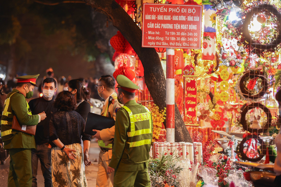 Những ngày này, công an phường Hàng Mã cũng đã tăng cường việc kiểm tra, giám sát việc buôn bán của các cửa hàng trong thời điểm dịch bệnh vẫn chưa được kiểm soát hoàn toàn, tránh tập trung đông người. (Ảnh: Hoài Nam/Vietnam+)
