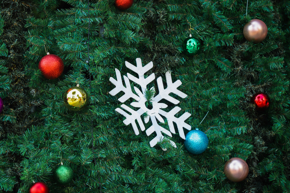 Các cây thông còn được trang trí thêm những đèn bông tuyết tạo điểm nhấn cùng đèn nháy và quả châu. (Ảnh: Hoài Nam/Vietnam+)