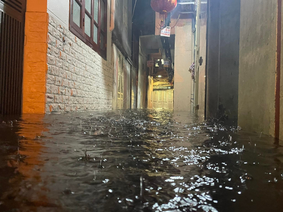 Cơn mưa lớn khiến khu vực ngõ 130 Nguyễn Khoái ngập lụt. (Ảnh: Minh Hiếu/Vietnam+)