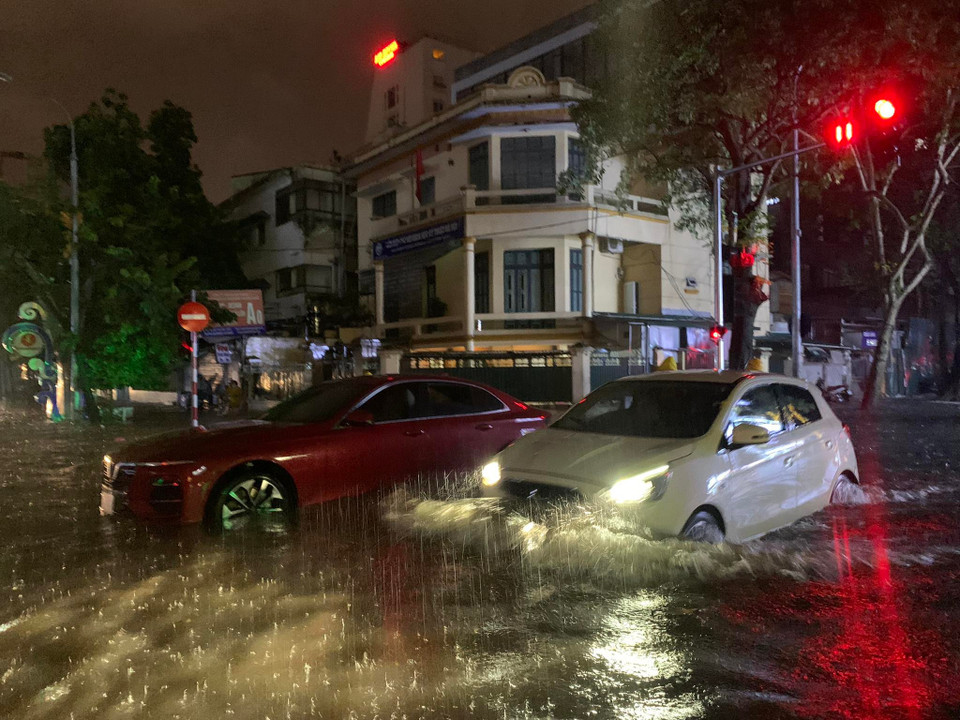 Đến 20h40, mưa lớn tiếp diễn và chưa có dấu hiệu giảm ở nhiều quận, huyện. (Ảnh: Lâm Phan/Vietnam+)