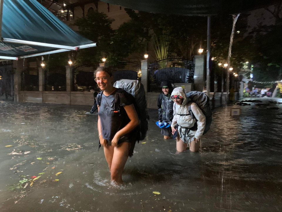 Số liệu từ Công ty Thoát nước Hà Nội cho thấy chỉ trong vòng 25 phút từ 19h45 đến 20h10, lượng mưa ghi nhận được ở quận Cầu Giấy lên tới 61,8 mm. Trong khi các quận các như Đống Đa, Thanh Xuân, Hoàn Kiếm ghi nhận lượng mưa 30-50 mm. (Ảnh: Lâm Phan/Vietnam+)