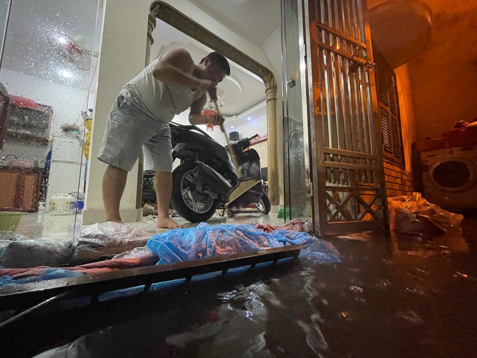 Nước tràn vào khu vực nhà ở khiến nhiều người dân phải chuẩn bị các biện pháp chống lụt lội. (Ảnh: Minh Hiếu/Vietnam+)