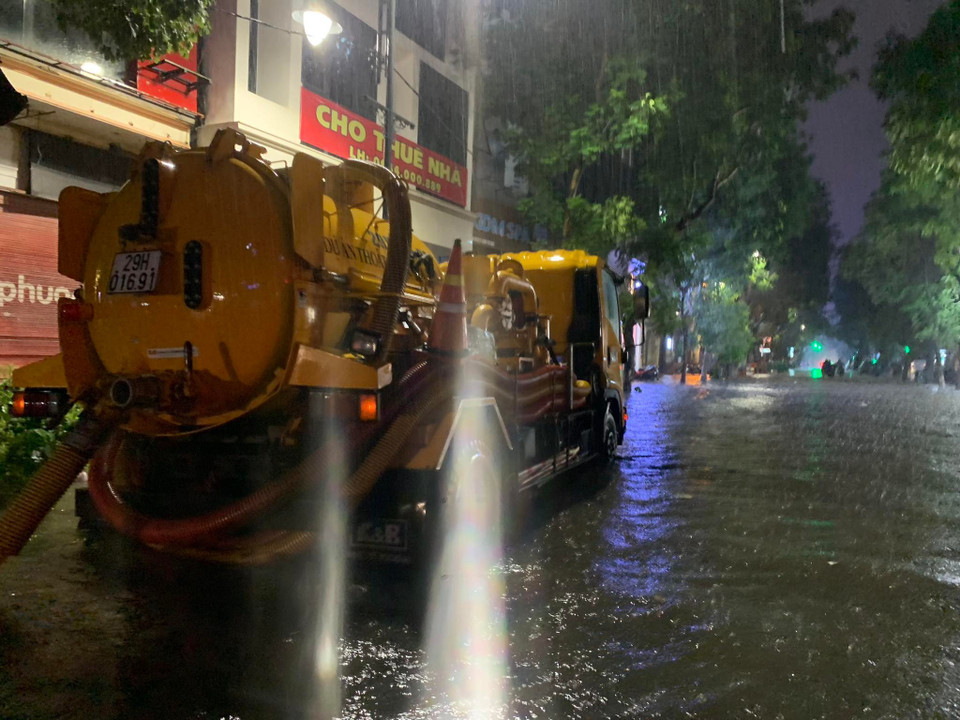 Theo Trung tâm Dự báo Khí tượng Thủy văn Quốc gia, vùng mây đối lưu phát triển ở phía nam đã gây mưa rào và dông cho khu vực huyện Mỹ Đức, Ứng Hòa. Ngoài ra, đám mây đối lưu từ phía bắc di chuyển xuống cũng gây mưa cho Sóc Sơn. Sau đó, các vùng mây này mạnh lên, tiếp tục di chuyển và gây mưa rào kèm dông cho nhiều quận nội thành của Hà Nội. (Ảnh: Lâm Phan/Vietnam+)