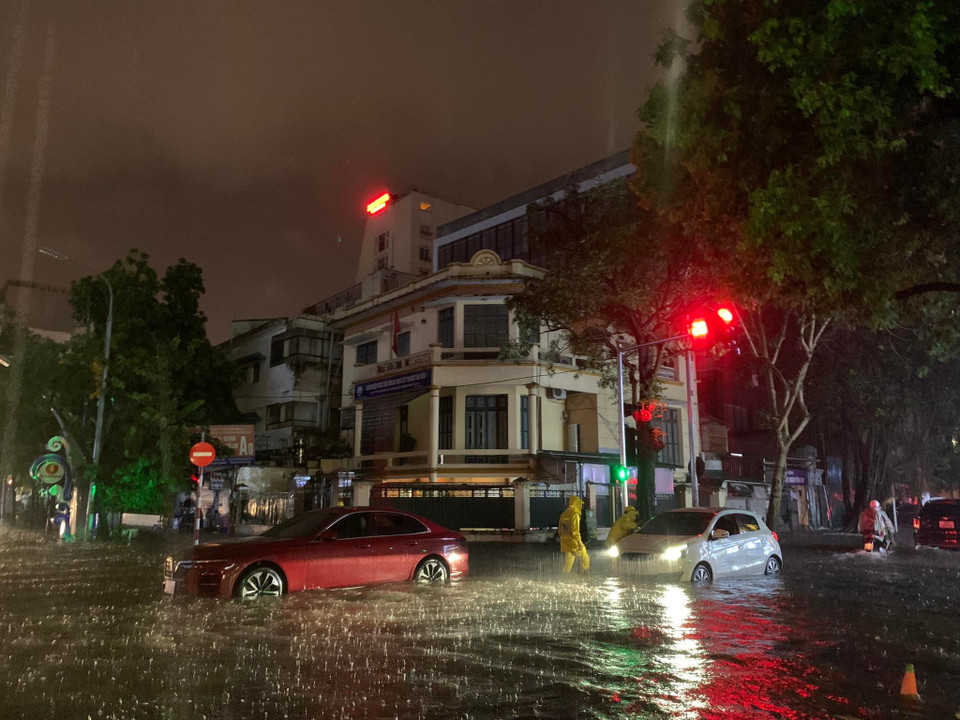 Ở nhiều quận nội thành, mưa lớn gây ngập nhiều tuyến phố. (Ảnh: Lâm Phan/Vietnam+)