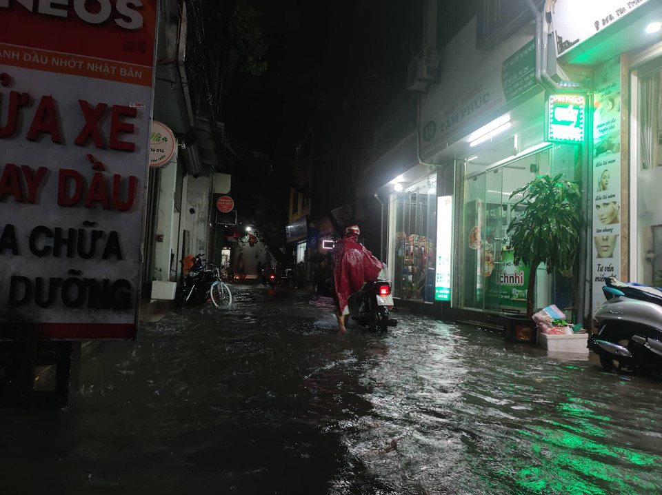 Những chiếc xe bị chết máy khi đi qua vùng ngập nước. (Ảnh: Hoài Nam/Vietnam+)