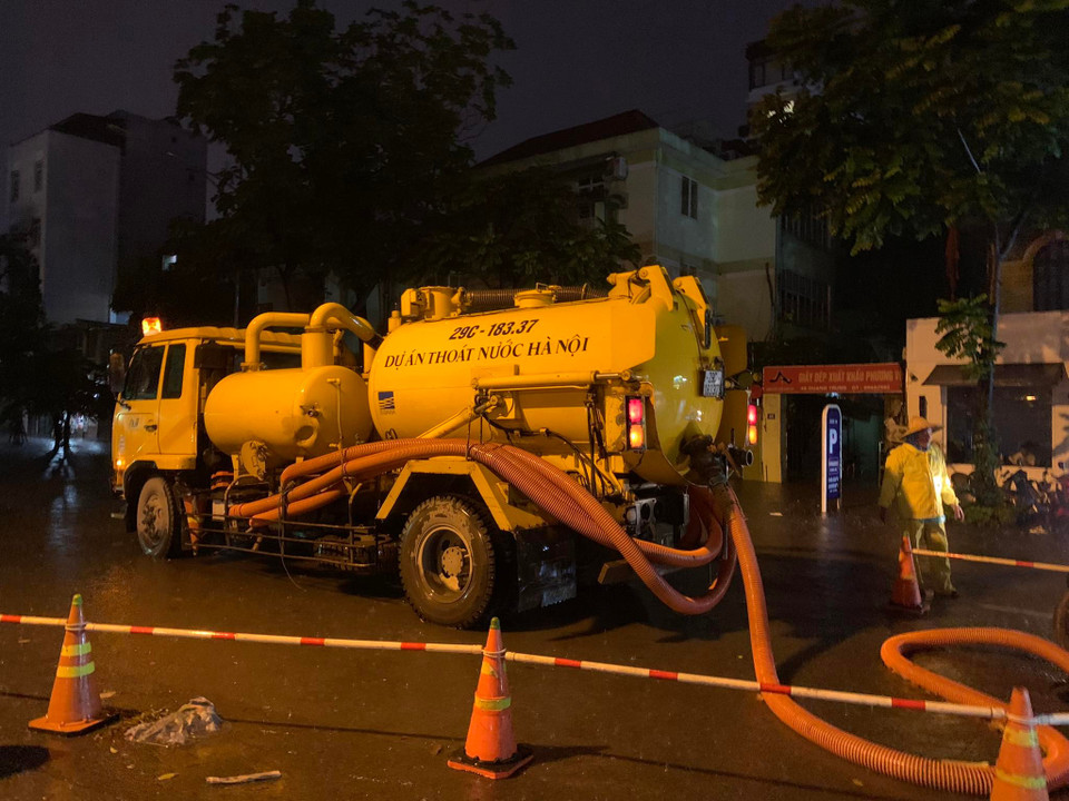 Với lượng mưa này, nhiều điểm trũng, thấp trong thành phố có nguy cơ ngập lụt, nhất là khi mưa lớn được dự báo tiếp diễn trong những giờ tới. (Ảnh: Lâm Phan/Vietnam+)
