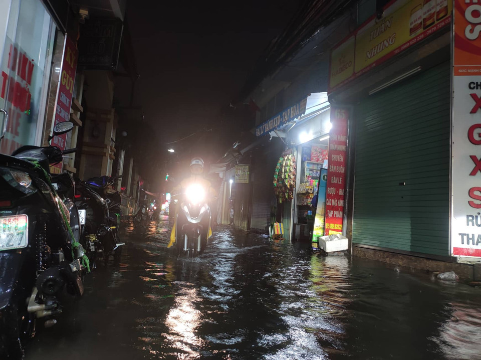 Một số tuyến đường ở khu vực Tân Triều ngập nặng. (Ảnh: Hoài Nam/Vietnam+)