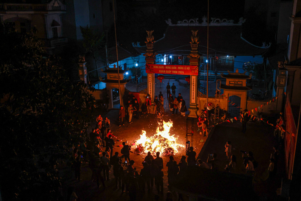 Hàng năm, cứ vào 11 tháng Giêng Âm lịch, các vị cao niên tại làng An Định (Yên Nghĩa, Hà Đông, Hà Nội) làm lễ chuẩn bị cho lễ hội "lấy đỏ" đầu Xuân năm mới. (Ảnh: Minh Sơn/Vietnam+)