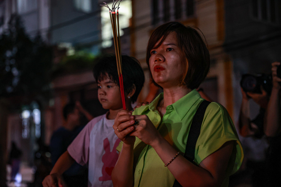 Xin lửa, "lấy đỏ" đã trở thành nét đẹp văn hóa của người dân làng An Định. (Ảnh: Minh Sơn/Vietnam+)