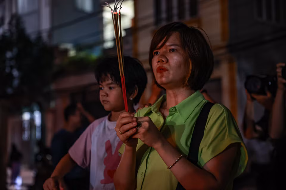 Xin lửa, "lấy đỏ" đã trở thành nét đẹp văn hóa của người dân làng An Định. (Ảnh: Minh Sơn/Vietnam+)