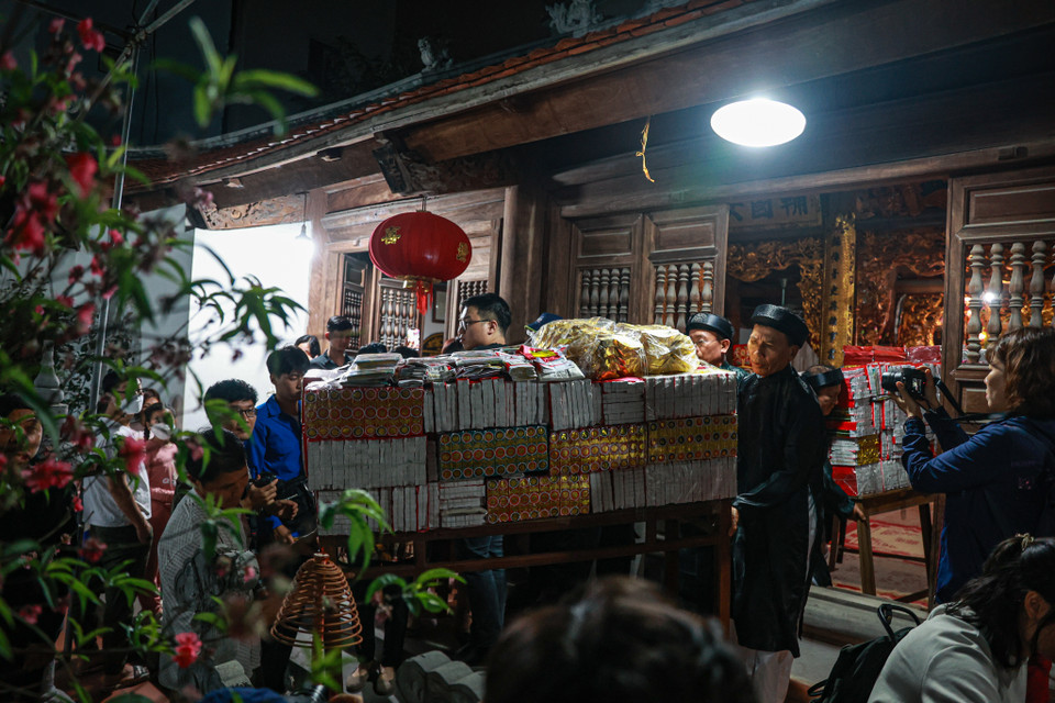 Tối 20/2, tại làng An Định (Yên Nghĩa, Hà Đông, Hà Nội) đã diễn ra lễ hội xin lửa "lấy đỏ." Lễ hội độc đáo này còn gọi là lễ 'giã hội', tức là kết thúc toàn bộ các lễ hội của làng trong dịp đầu năm mới. (Ảnh: Minh Sơn/Vietnam+)