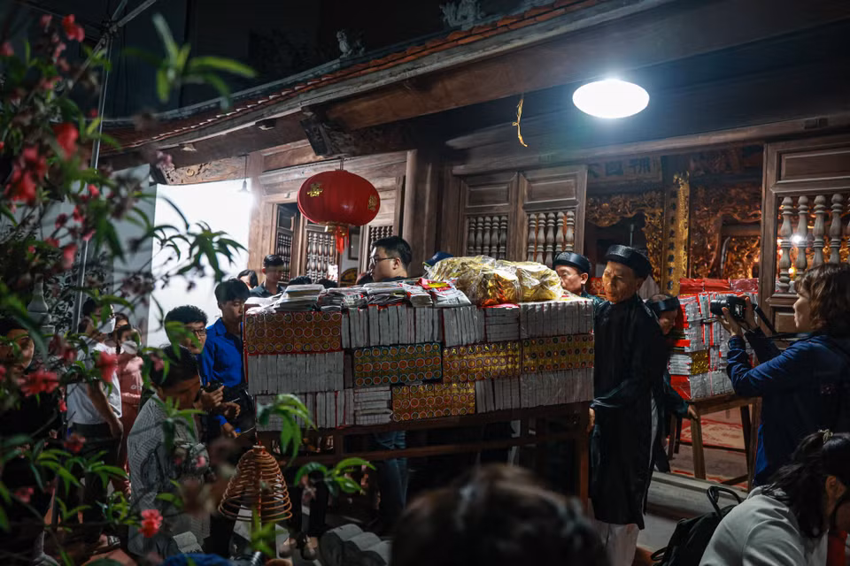 Tối 20/2, tại làng An Định (Yên Nghĩa, Hà Đông, Hà Nội) đã diễn ra lễ hội xin lửa "lấy đỏ." Lễ hội độc đáo này còn gọi là lễ 'giã hội', tức là kết thúc toàn bộ các lễ hội của làng trong dịp đầu năm mới. (Ảnh: Minh Sơn/Vietnam+)