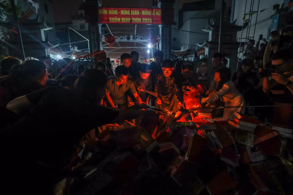 Theo tục này, toàn bộ số vàng mã, hương dâng lên đình trong dịp Tết sẽ được đem đốt để chia lửa cho dân làng lấy may, hương được phát cho người làng làm vật xin lửa mang về ban thờ gia đình. (Ảnh: Minh Sơn/Vietnam+)