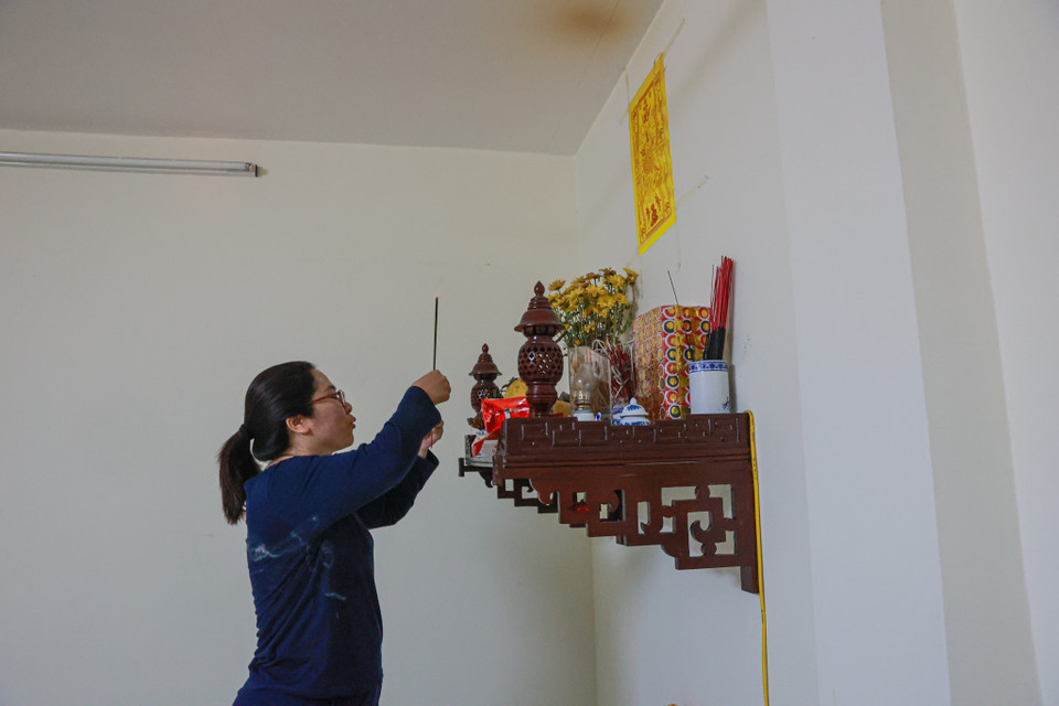 Chị Quỳnh, một người dân làng An Định chia sẻ: "Năm nào mình cũng tham dự để lấy lửa về thắp hương bàn thờ gia tiên để cầu mong một năm mới con cái học hành chăm ngoan, gia đình làm ăn thuận buồm xuôi gió." (Ảnh: Minh Sơn/Vietnam+)