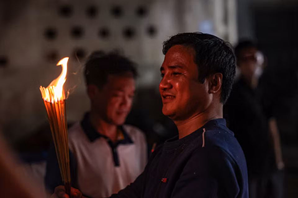 Lấy được lửa từ đình làng về tức là lấy được lộc mà Thành Hoàng làng ban cho. (Ảnh: Minh Sơn/Vietnam+)