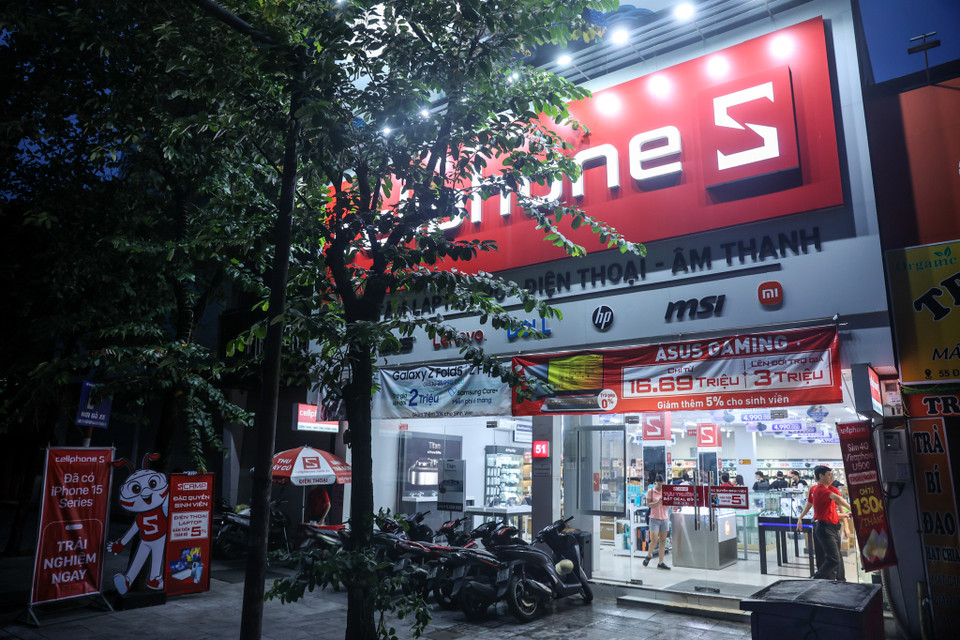 Một đại lý ủy quyền khác là CellphoneS cũng bắt đầu mở bán iPhone 15 Series chính hãng từ 6 giờ sáng 29/9. (Ảnh: Minh Sơn/Vietnam+)