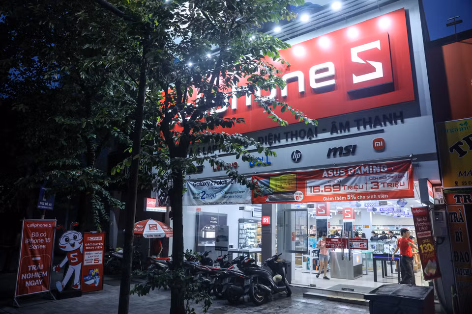 Một đại lý ủy quyền khác là CellphoneS cũng bắt đầu mở bán iPhone 15 Series chính hãng từ 6 giờ sáng 29/9. (Ảnh: Minh Sơn/Vietnam+)