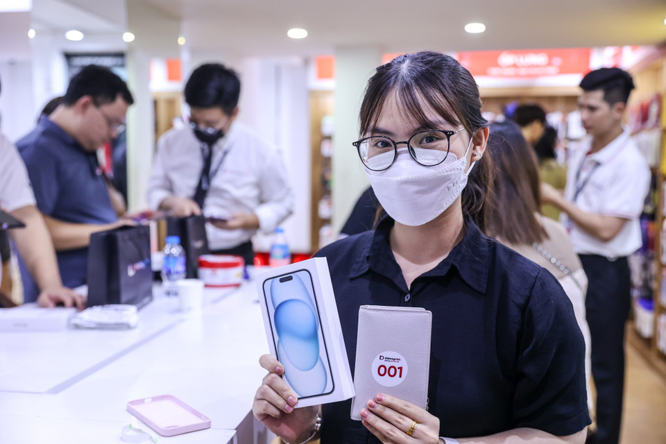 Chị Nguyễn Thị Ly (Hà Nội) đã xếp hàng gần 4 tiếng để là người đầu tiên nhận iPhone 15 chính hãng. Chị Ly cho biết năm nay rất háo hức với mẫu iPhone mới và đã chọn cho mình phiên bản iPhone 15 Plus màu xanh dương. (Ảnh: Minh Sơn/Vietnam+)