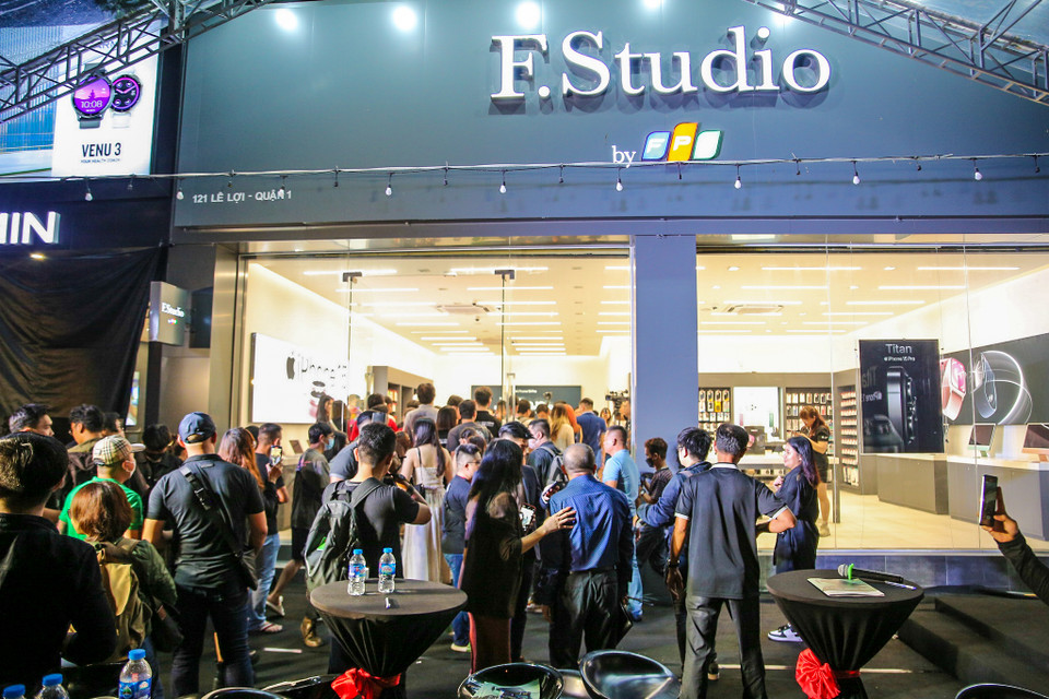 Ngày 29/9, iPhone 15 Series chính hãng đã chính thức lên kệ tại thị trường Việt Nam. Năm nay thị trường Việt Nam được nhận iPhone chính hãng chỉ 1 tuần sau khi mở bán, sớm nhất từ trước đến giờ. (Ảnh: PV/Vietnam+)