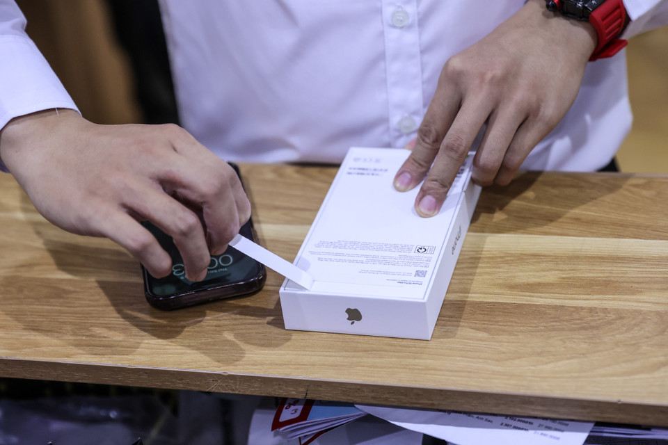 Việc iPhone 15 được mở bán sớm tại Việt Nam cũng tạo nên hiệu ứng tích cực cho thị trường. (Ảnh: Minh Sơn/Vietnam+)