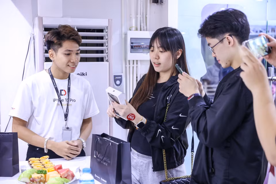 Trong đợt này, Di Động Việt dự kiến trả gần 1.000 máy iPhone 15 Series cho khách hàng đã đặt cọc. (Ảnh: Minh Sơn/Vietnam+)