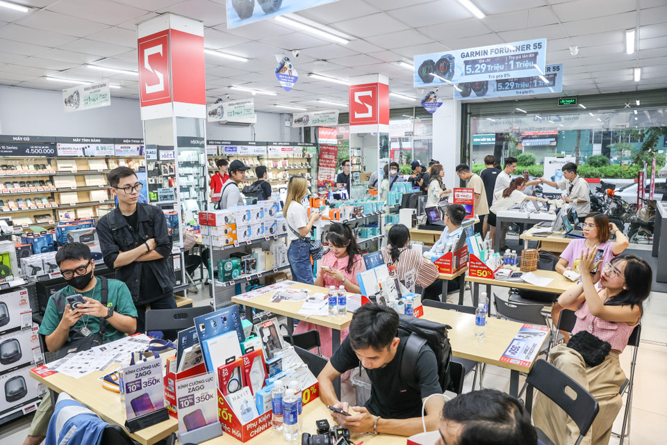 Rất đông khách hàng đã có mặt tại cửa hàng từ sớm để lấy máy. Tính đến hết ngày 28/09, hệ thống CellphoneS ghi nhận gần 10 ngàn khách hàng đặt hàng trước cho bộ bốn iPhone 15 Series năm nay, tăng trưởng hơn 42% so với thế hệ trước. (Ảnh: Minh Sơn/Vietnam+)