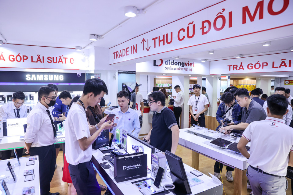 Tại hệ thống cửa hàng của Di Động Việt, ngay trong đêm 28/9, rất nhiều khách hàng đã có mặt từ sớm để chờ nhận máy. (Ảnh: Minh Sơn/Vietnam+)